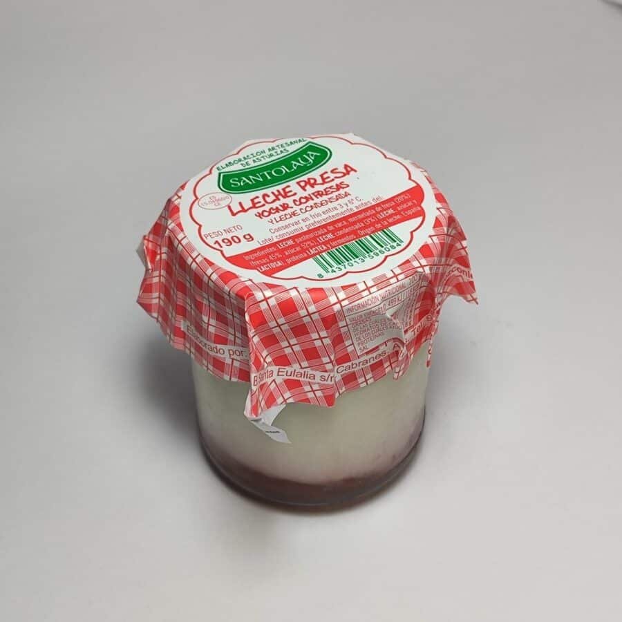 Yogur con Fresas y Leche Condensada Santolaya