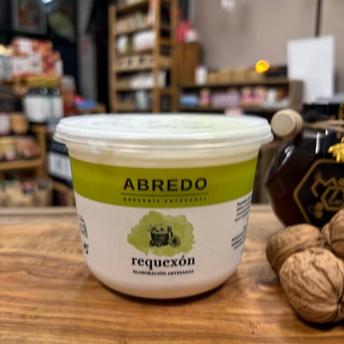 Tarrina de requexón artesano Abredo de 500 g sobre tabla de madera