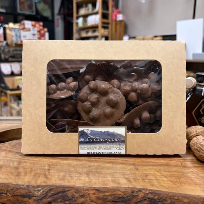 Delicias variadas de chocolate con leche con avellanas y almendras de La Tevergana