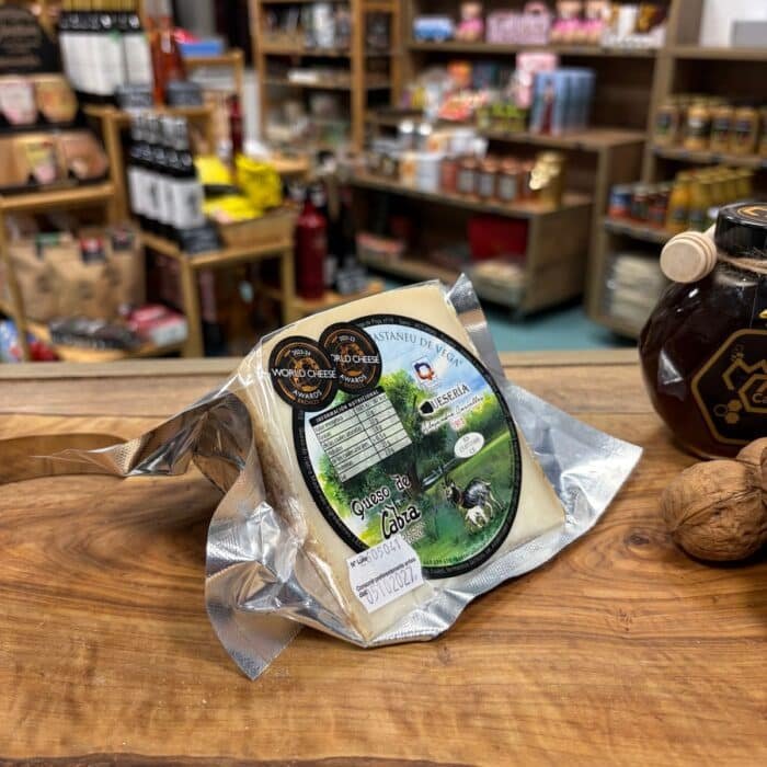 Queso de cabra El Castañeu de Vega de Alejandro Casielles con sellos World Cheese Awards