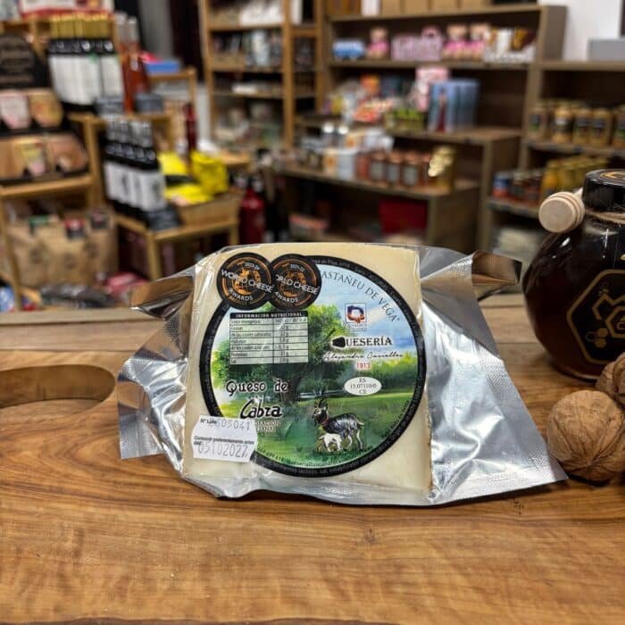 Cuña de queso de cabra El Castañeu de Vega de Quesería Alejandro Casielles envasada al vacío
