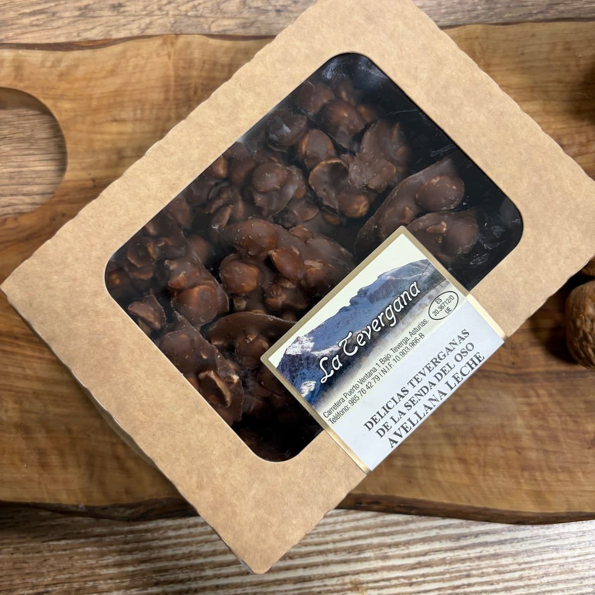 Caja de delicias de chocolate con leche y avellanas de La Tevergana vista desde arriba