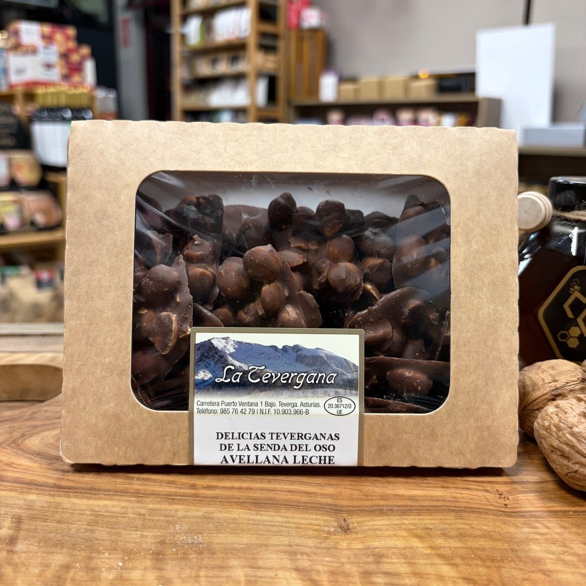 Delicias de chocolate con leche y avellanas de La Tevergana en caja con ventana