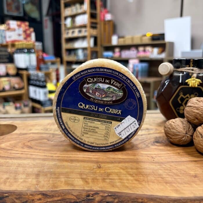 Queso de cabra de leche cruda Quesu de Varé con su etiqueta sobre tabla de madera