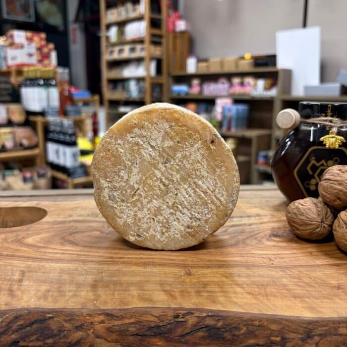 Corteza natural del queso de cabra de leche cruda de Varé