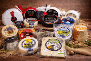 Selección de quesos asturianos artesanos: Cabrales, Gamonéu, La Peral, Vidiago y otros quesos de pequeños productores asturianos