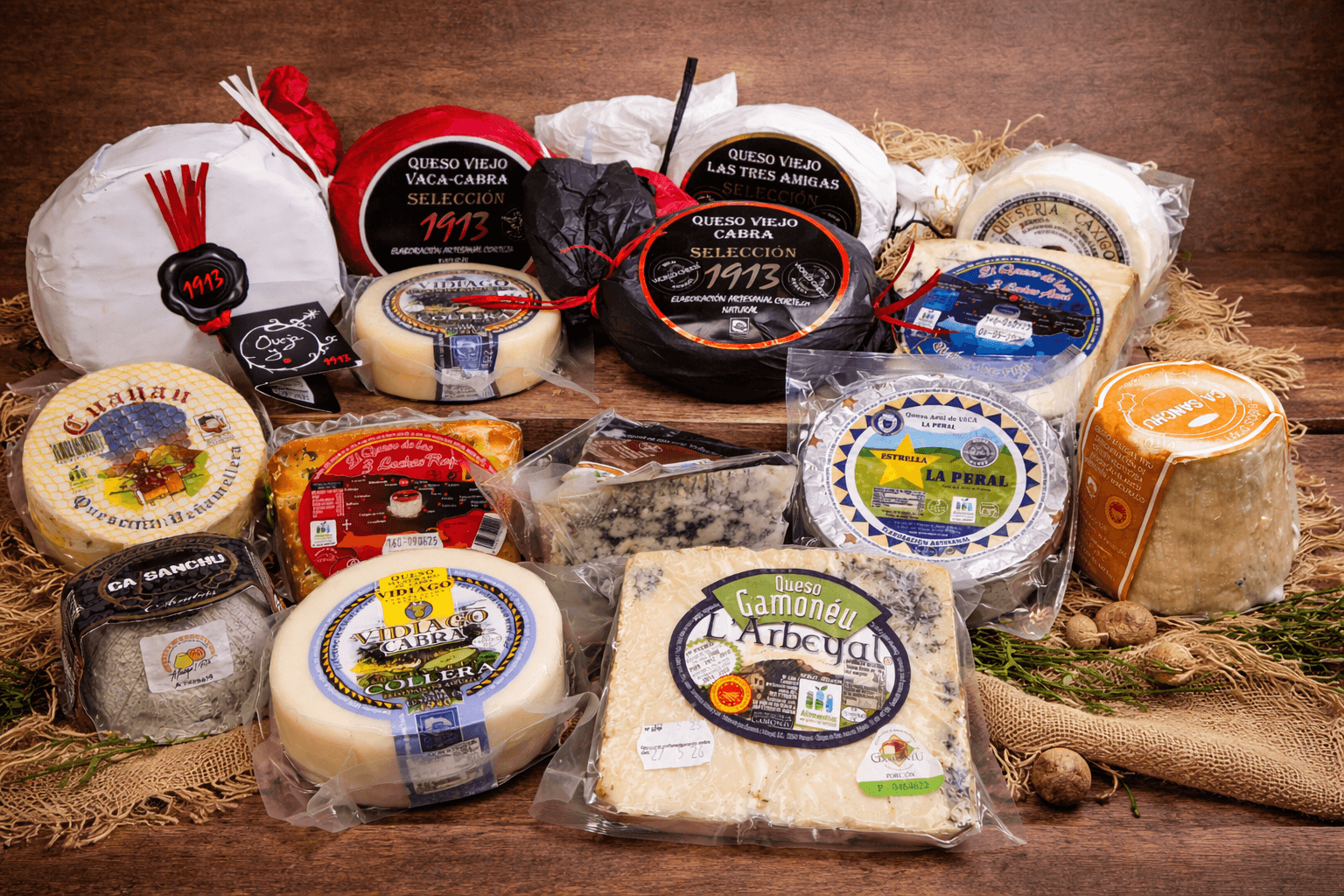 Selección de quesos asturianos artesanos: Cabrales, Gamonéu, La Peral, Vidiago y otros quesos de pequeños productores asturianos