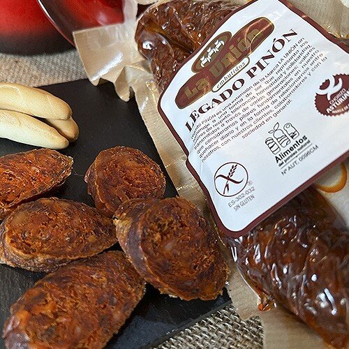 Rodajas de chorizo asturiano Legado Pinón de La Unión junto a su envase