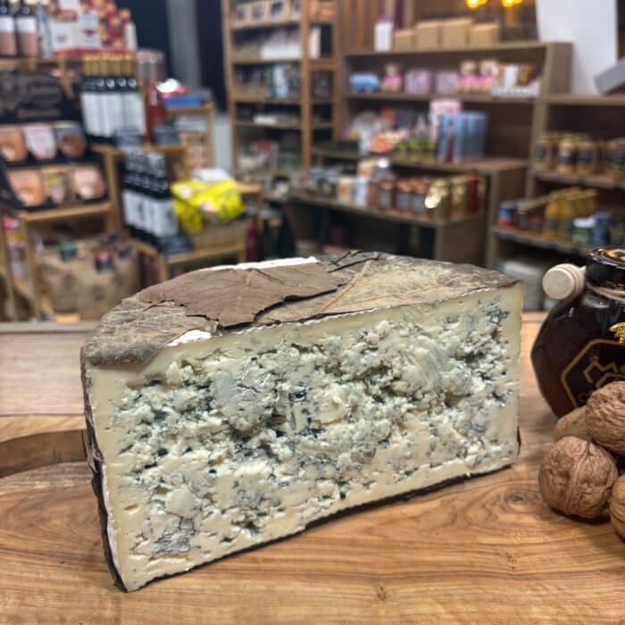 Corte del queso azul de hoja con sus vetas de penicillium