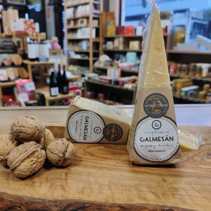 Cuñas de queso Galmesán curado 18 meses de Arzúa con sus sellos de los World Cheese Awards